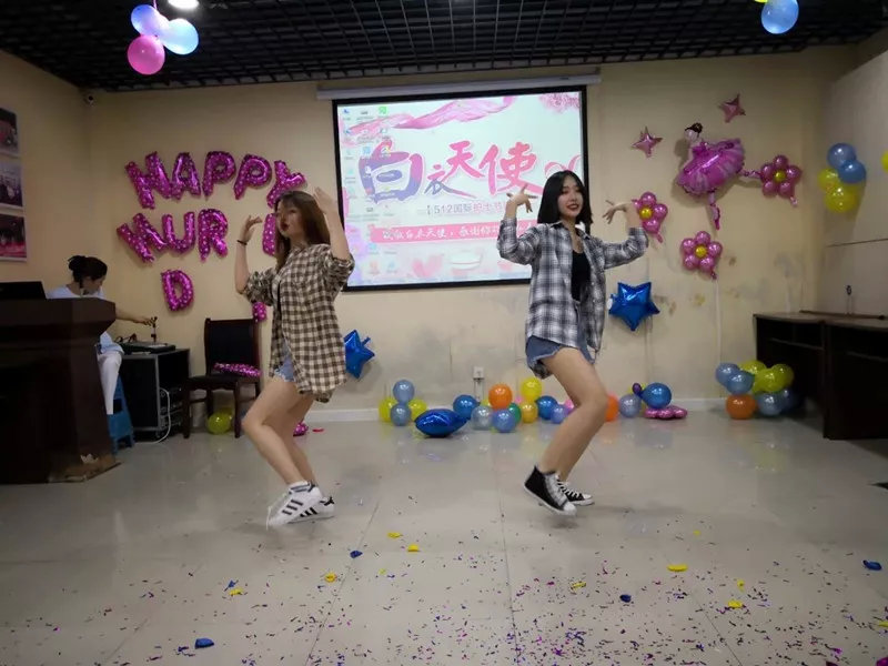 “护士：引领之声，人人享有健康”，成都曙光医院举行护士节庆祝活动